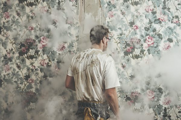 Comment enlever de la tapisserie bien collée efficacement?