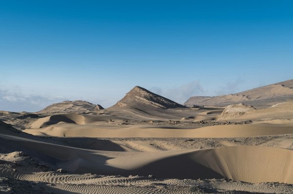 Quels sont les défis spécifiques à la gestion des ressources en eau dans les déserts urbains comme Phoenix ou Las Vegas ?